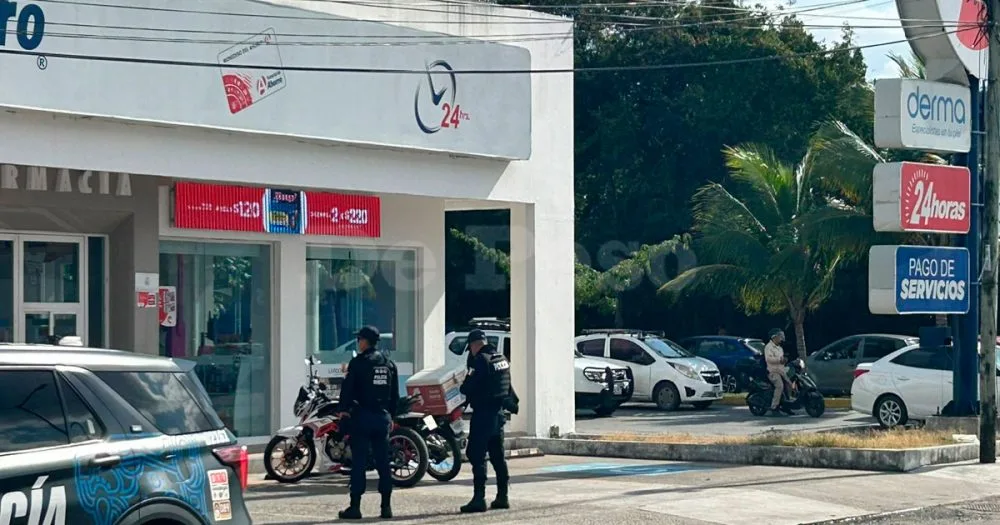 Exterior of a Del Ahorro pharmacy in Playa del Carmen, Mexico