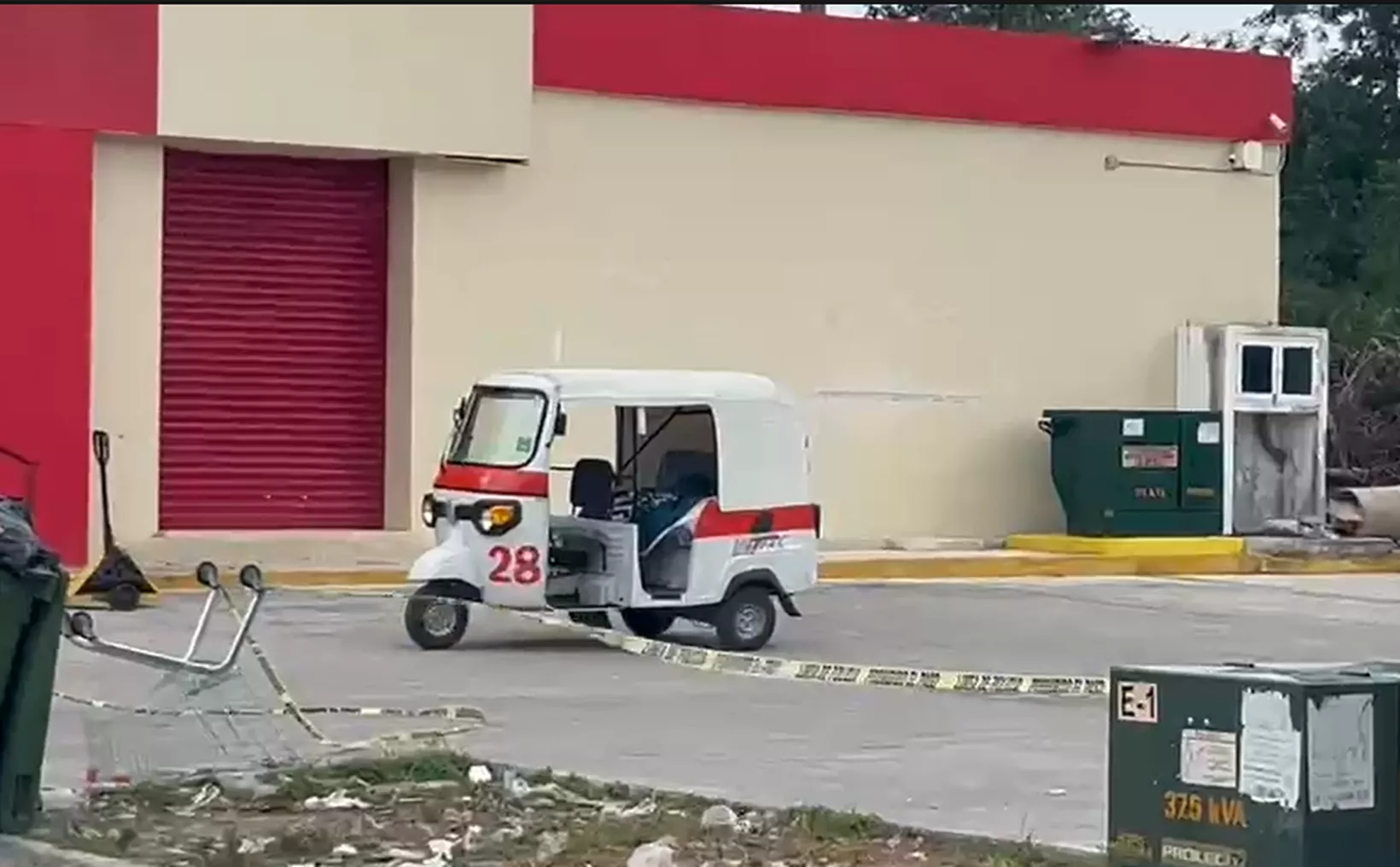 Photo related to the death of an elderly woman outside a Waldo's store in Puerto Aventuras