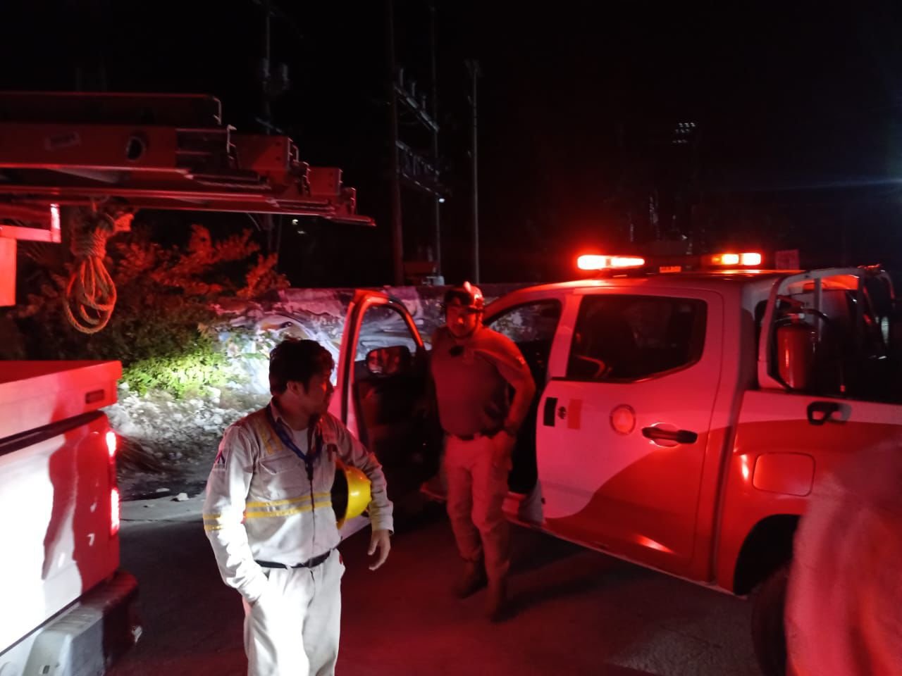 Emergency personnel and police vehicles at a CFE substation in Akumal, Quintana Roo