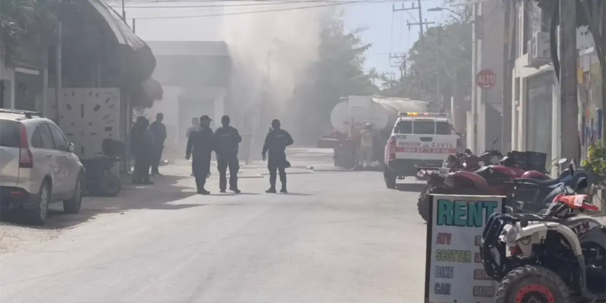 Emergency vehicles and personnel at the scene of a fire in Tulum, Quintana Roo