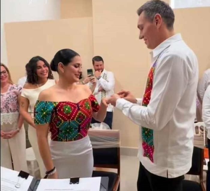 Playa del Carmen Mayor Estefanía Mercado and former basketball player Eduardo Nájera at their wedding ceremony
