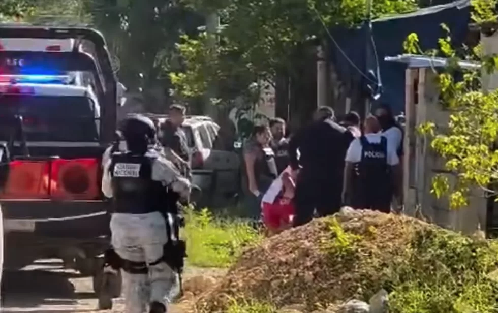 Aftermath of a shootout in Felipe Carrillo Puerto showing police activity and a damaged vehicle