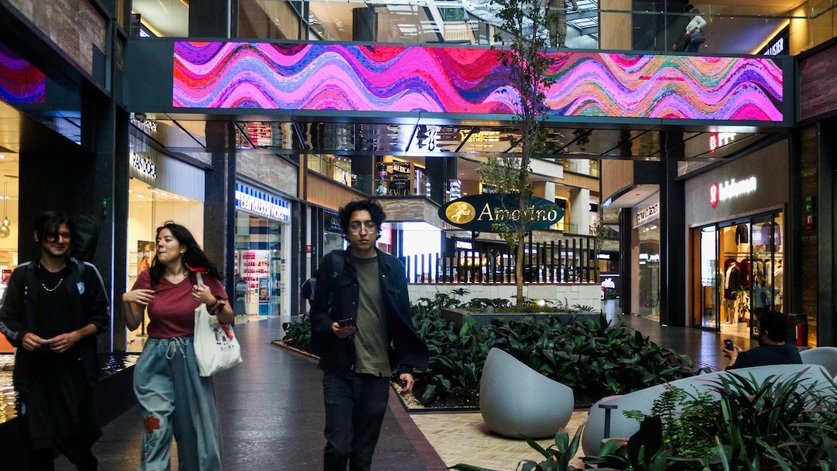 A graph or illustration showing franchise growth in Mexico alongside challenges like crime and tariffs