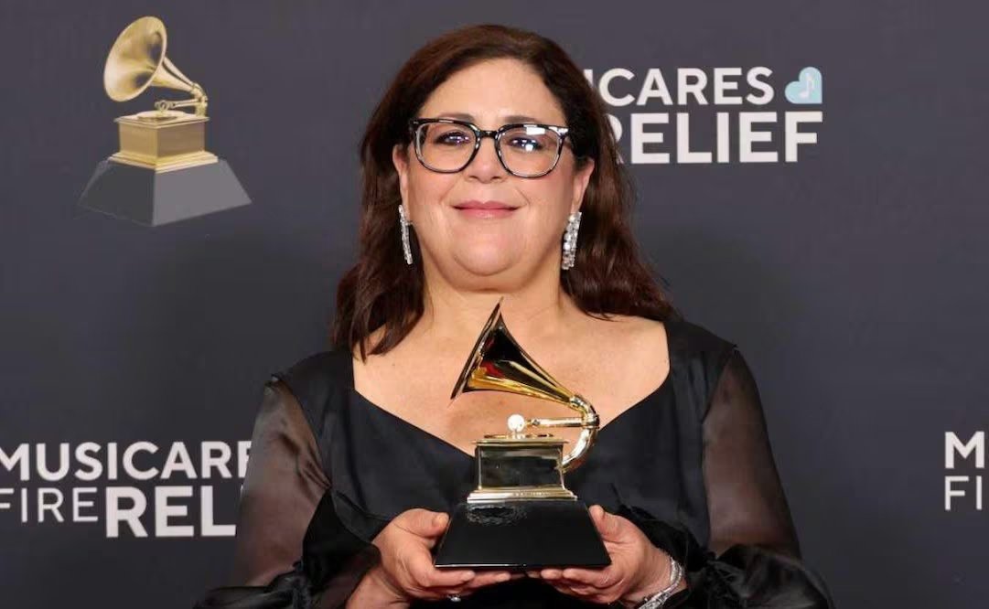 Gabriela Ortiz, a UNAM professor, holding her Grammy Awards for classical music compositions.
