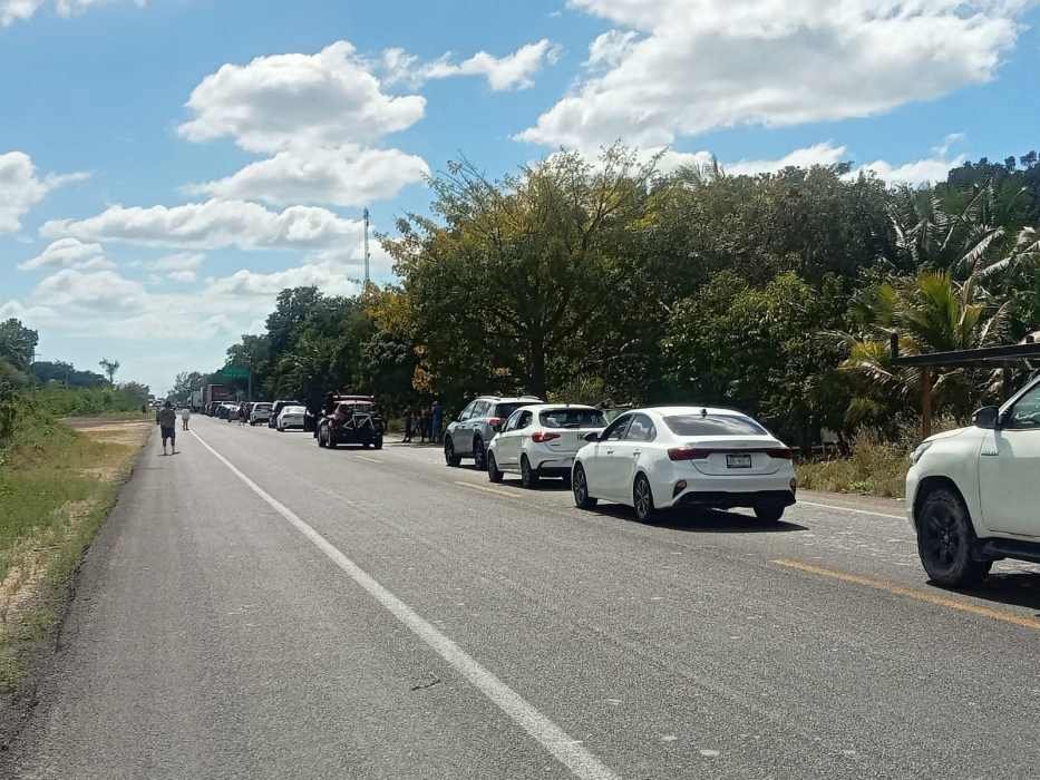 Residents and authorities gathered on Federal Highway 307 during the blockade in Limones, Bacalar