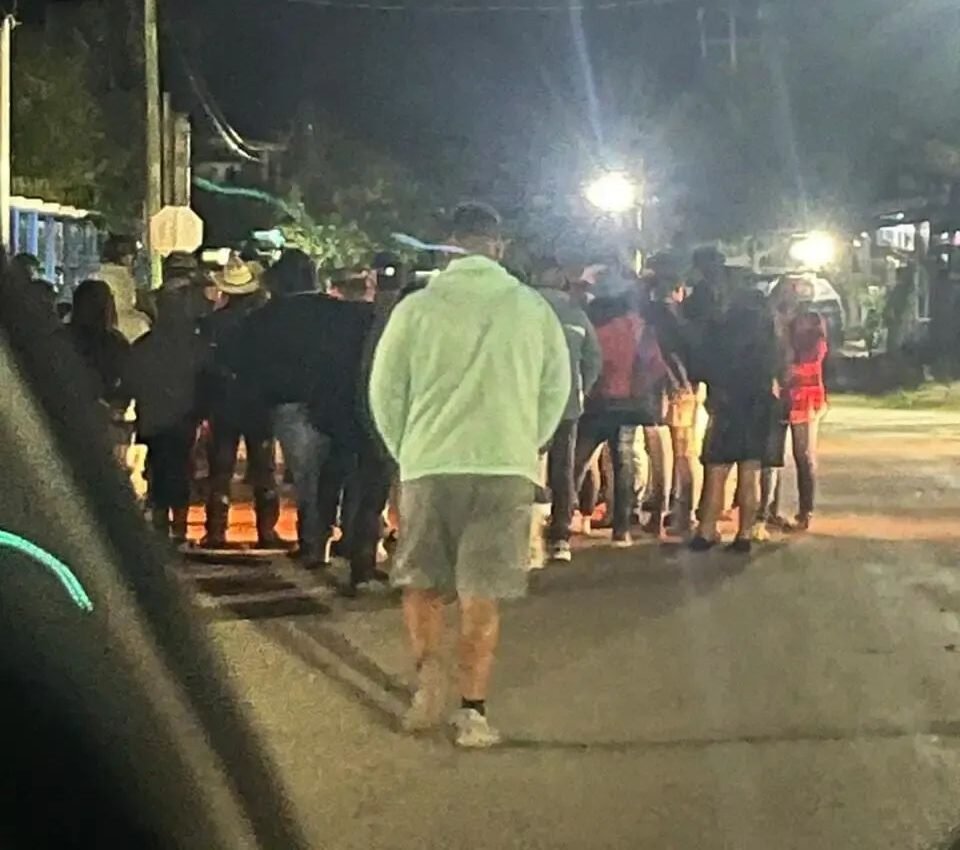 Aerial view of a highway blocked by protesters in Limones, Quintana Roo, with vehicles backed up in both directions.