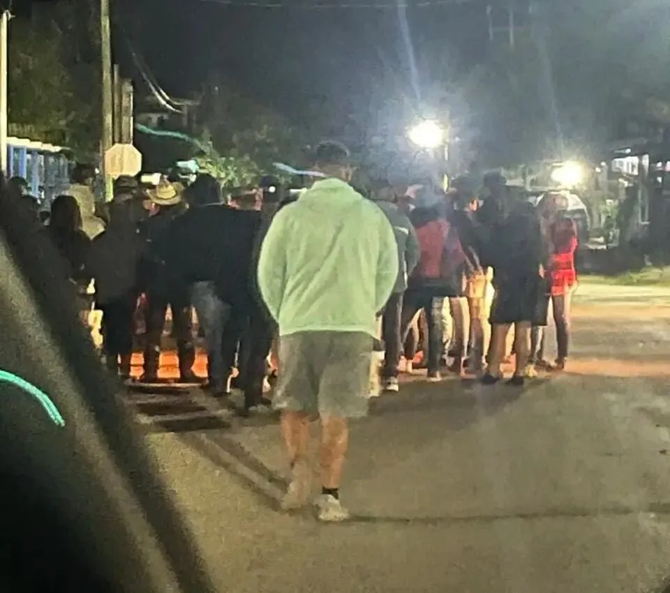 Aerial view of a highway blocked by protesters in Limones, Quintana Roo, with vehicles backed up in both directions.