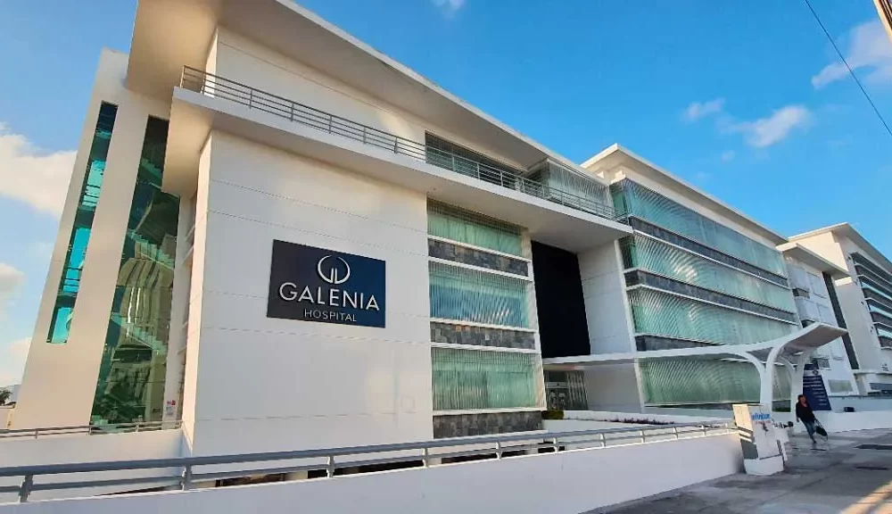 Police and investigators at the scene of the Hospital Galenia robbery in Cancún, Mexico