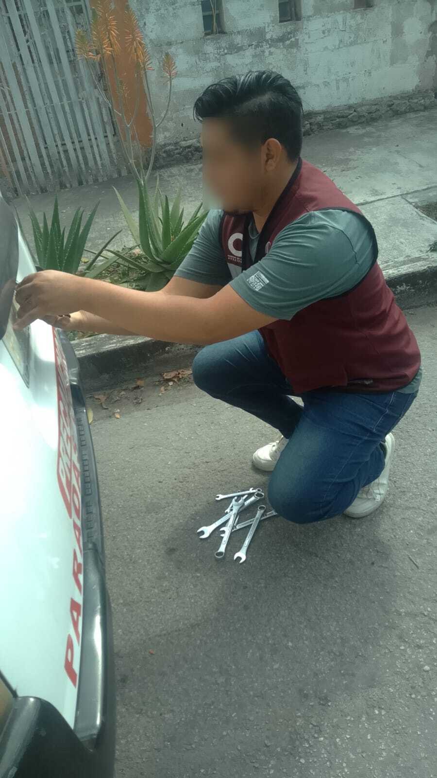 A person wearing an Imoveqroo vest during a vehicle inspection operation at the intersection of Juárez and Juan José Siordia avenues in Chetumal