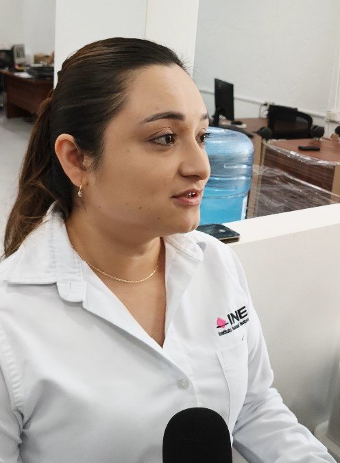 Officials from Mexico's National Electoral Institute (INE) addressing concerns about the new biometric CURP system