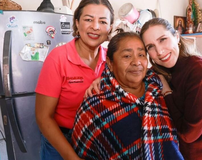 Municipal workers and officials distributing blankets to residents in Isla Mujeres