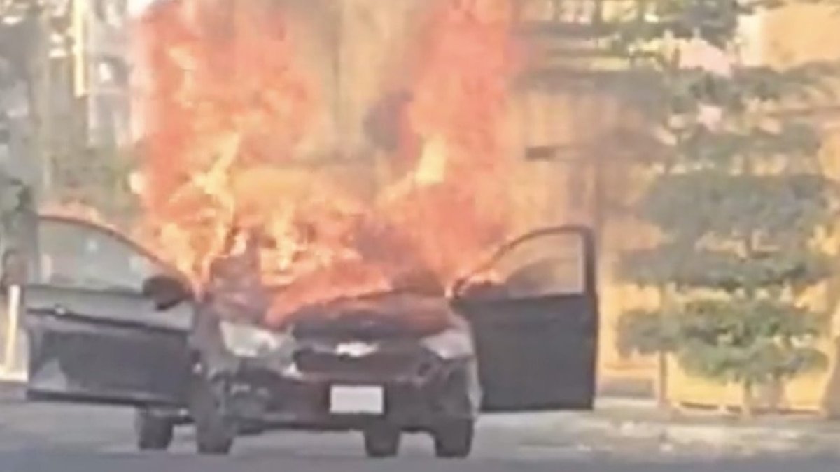 Aerial view of vehicles blocking a road in Jalisco during cartel-related blockades