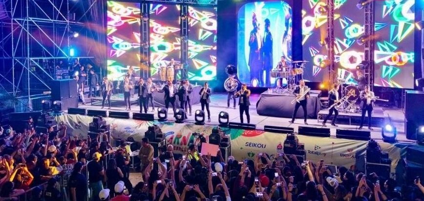 La Adictiva performing on stage at Malecón Tajamar during Cancun Carnival 2026