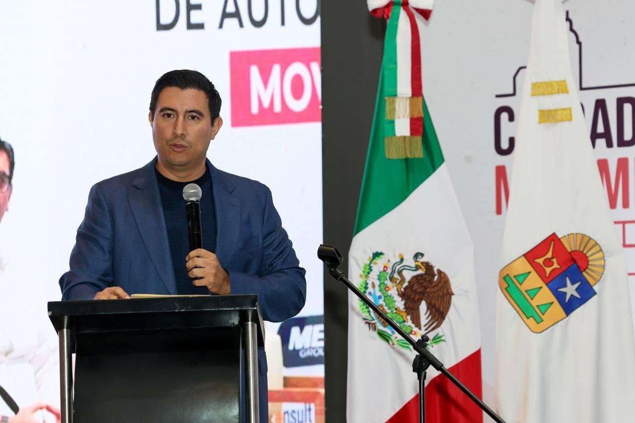 Participants at the Latin American Mobility Forum in Cancún, discussing sustainable transport solutions