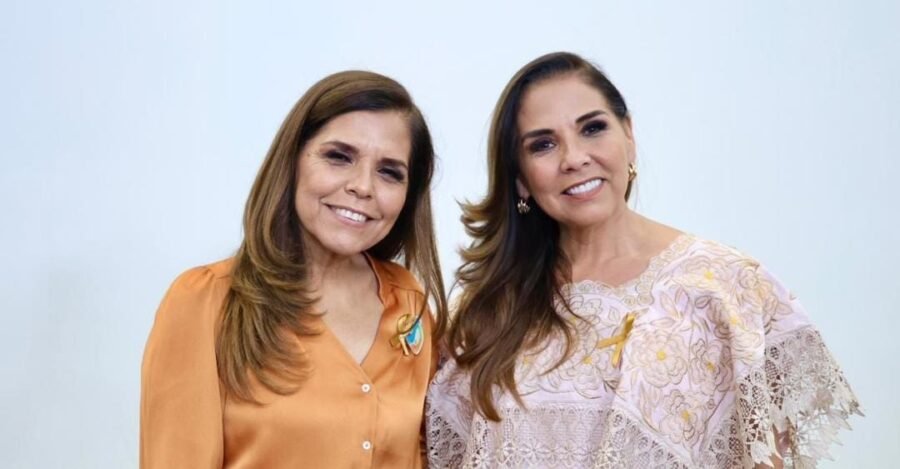 Governor Mara Lezama and DIF president Verónica Lezama speaking at an event for International Childhood Cancer Day in Quintana Roo
