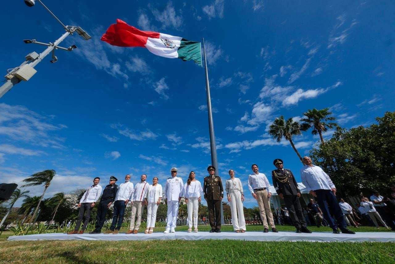 Governor Mara Lezama speaking at the Flag Day ceremony in Cancún, Quintana Roo