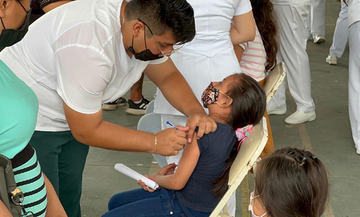 Health workers administering measles vaccines in Quintana Roo