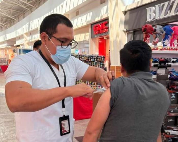 A vaccination clinic in Quintana Roo, Mexico, with healthcare workers administering measles vaccines