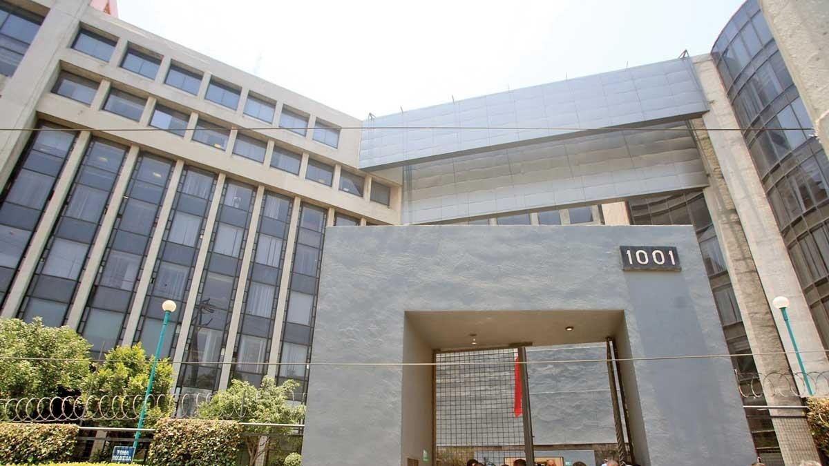 A conceptual image representing financial investigation and tourism fraud in Mexico