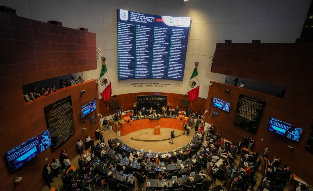 Lawmakers in the Mexican Senate chamber during a session