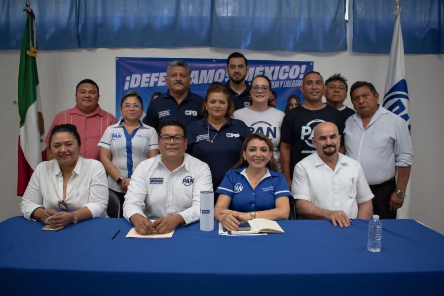 Reyna Tamayo Carballo, state leader of the PAN in Quintana Roo, speaking at a press conference