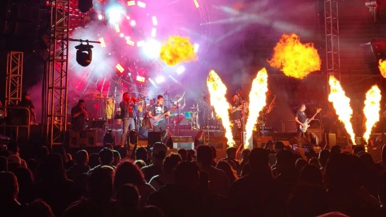 A large crowd at the Plaza de Toros in Cancún during Panteón Rococó's 30th anniversary concert