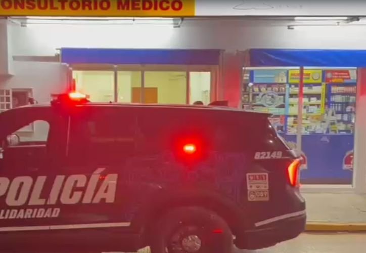 Exterior view of a Similares pharmacy in Playa del Carmen where a person died inside the medical clinic