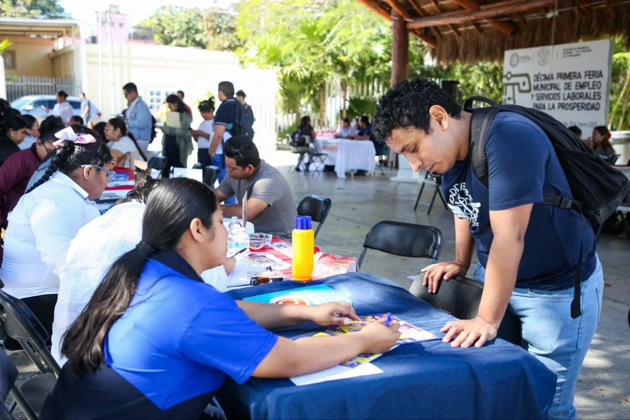 Attendees and officials at the Playa del Carmen job fair in the DIF Palapa