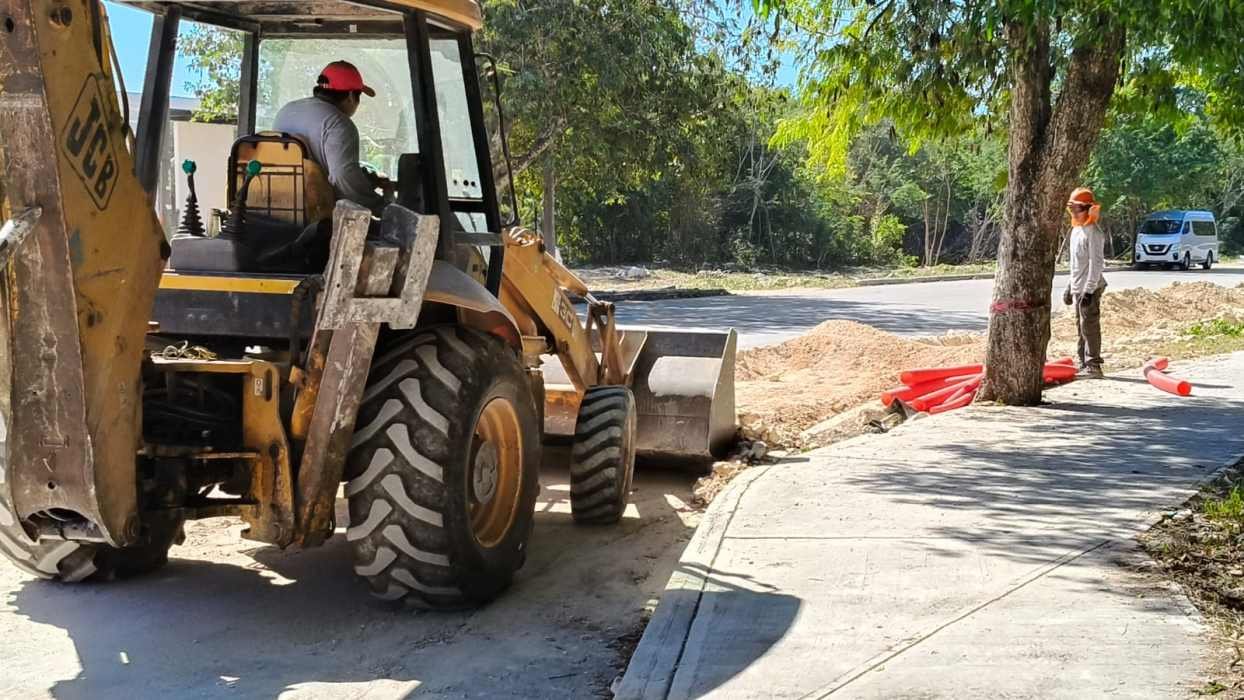 Construction work underway on Paseos del Mayab avenue in Playa del Carmen