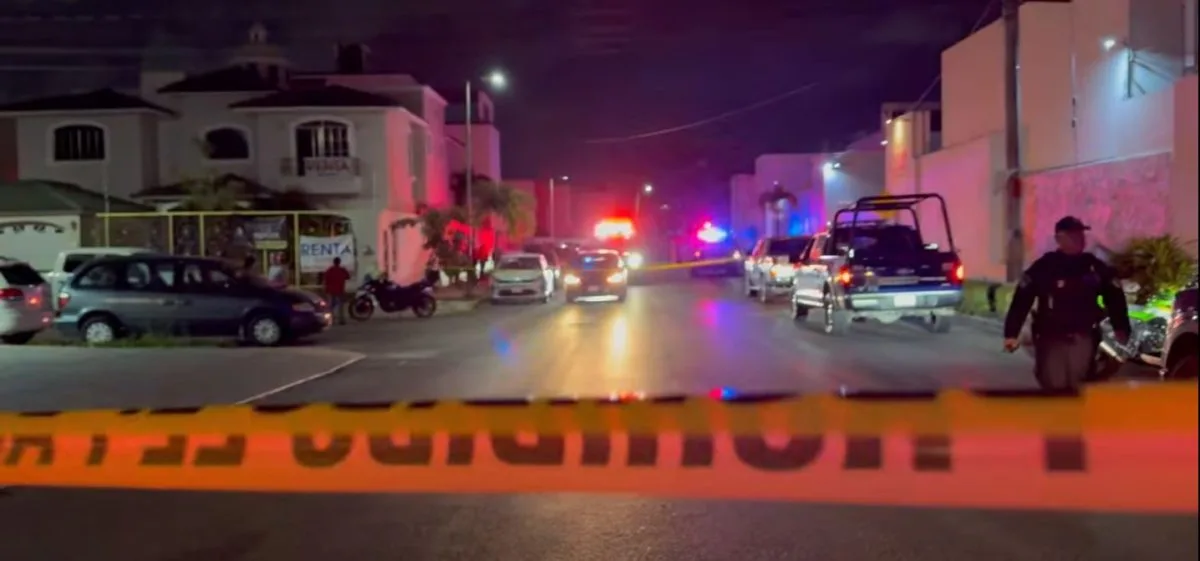 Police officers securing the perimeter in Supermanzana 41, Cancun, after a shootout