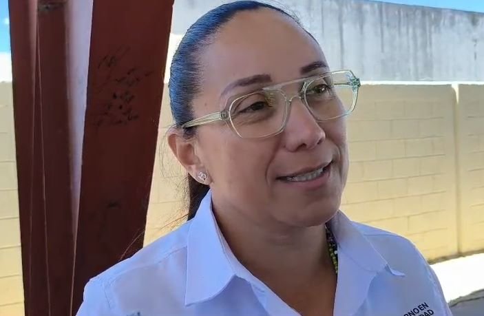 A street scene in Puerto Aventuras showing aging streetlights along a road