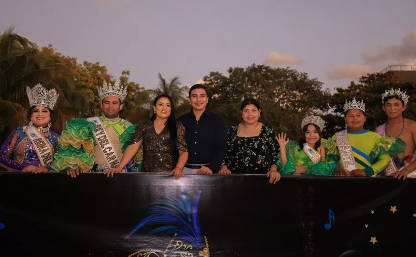 Colorful parade floats and crowds at the Puerto Morelos Carnival 2026 finale on Avenida Zetina Gasca