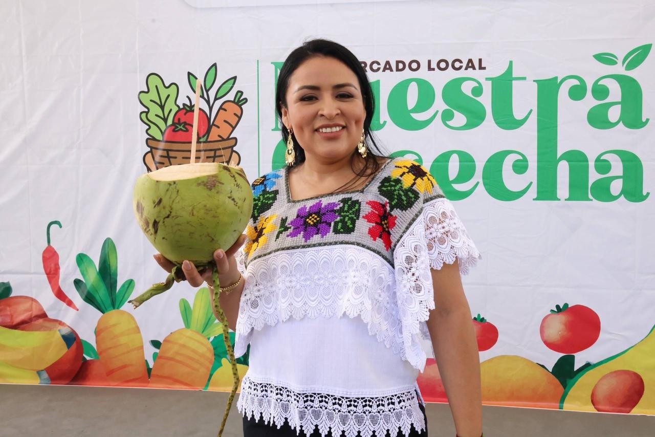 Mayor Blanca Merari Tziu Muñoz and officials at the opening of the Nuestra Cosecha market in Puerto Morelos