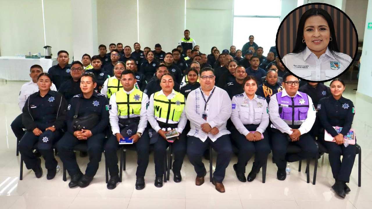Puerto Morelos police officers participating in first responder training session