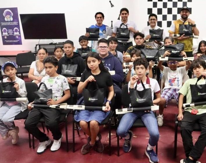 Officials and athletes with chess sets in Playa del Carmen, Quintana Roo