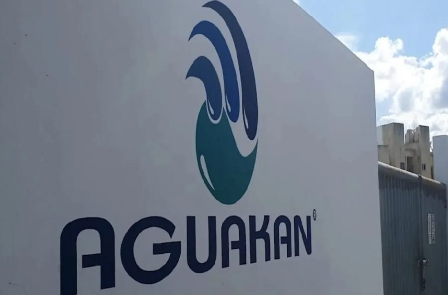 Legal documents and a gavel representing the Quintana Roo legal counsel's intervention in the Aguakán case