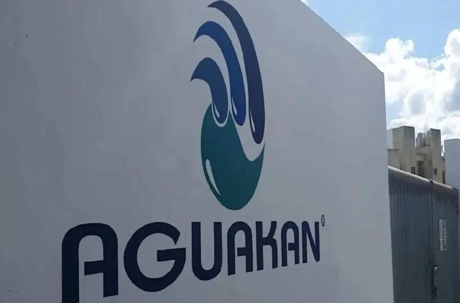 Legal documents and a gavel representing the Quintana Roo legal counsel's intervention in the Aguakán case