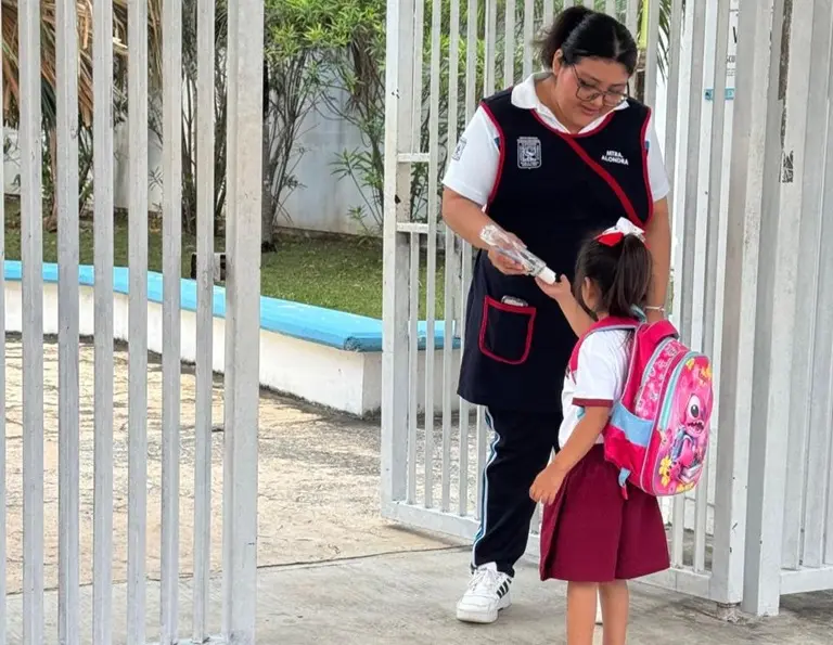 Training session for school officials on measles prevention protocols in Quintana Roo