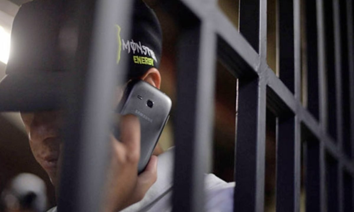 Illustration representing phone extortion scams affecting Quintana Roo