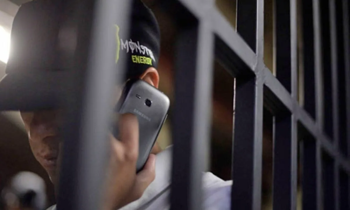 Illustration representing phone extortion scams affecting Quintana Roo