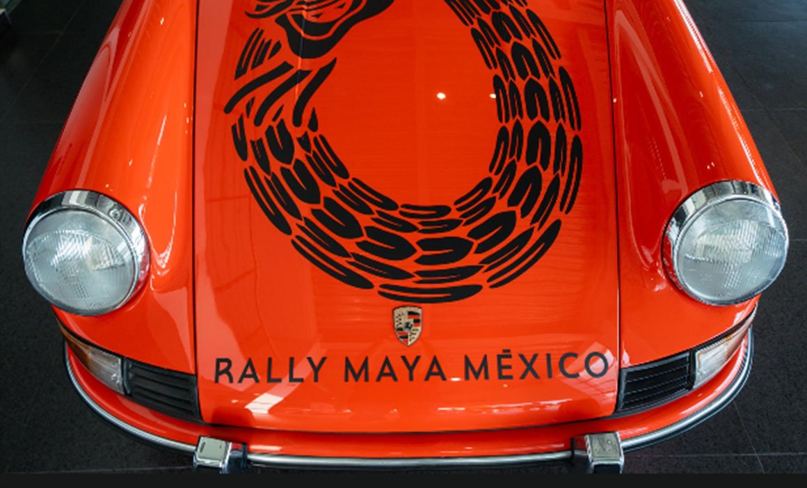 A vintage car participating in the Rally Maya México event