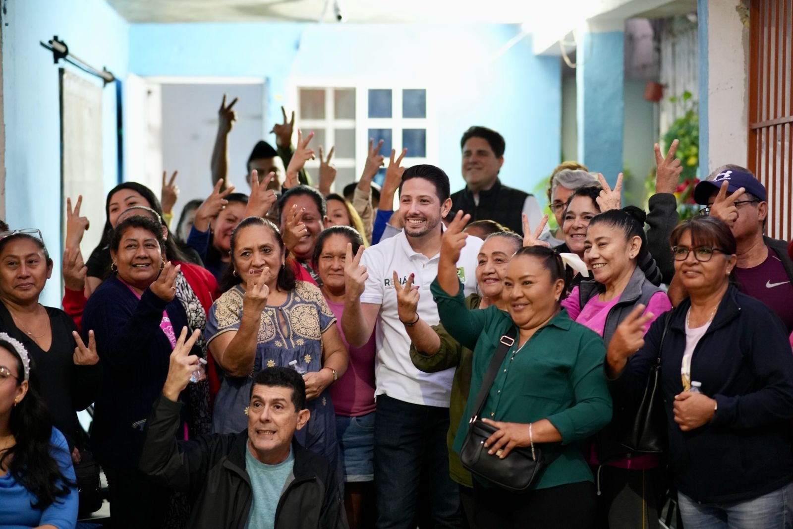 Renán Sánchez Tajonar, leader of the Green Party in Quintana Roo, speaks with supporters during a meeting in Puerto Aventuras.