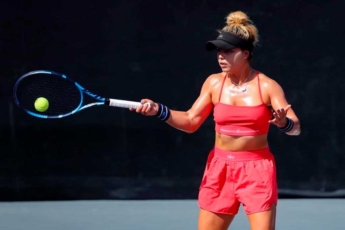 Renata Zarazúa playing tennis at the Mérida Open tournament