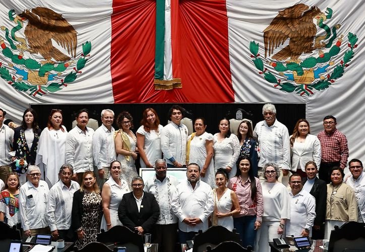 Lawmakers present a recognition award to a Rotary International representative in the Quintana Roo state legislature