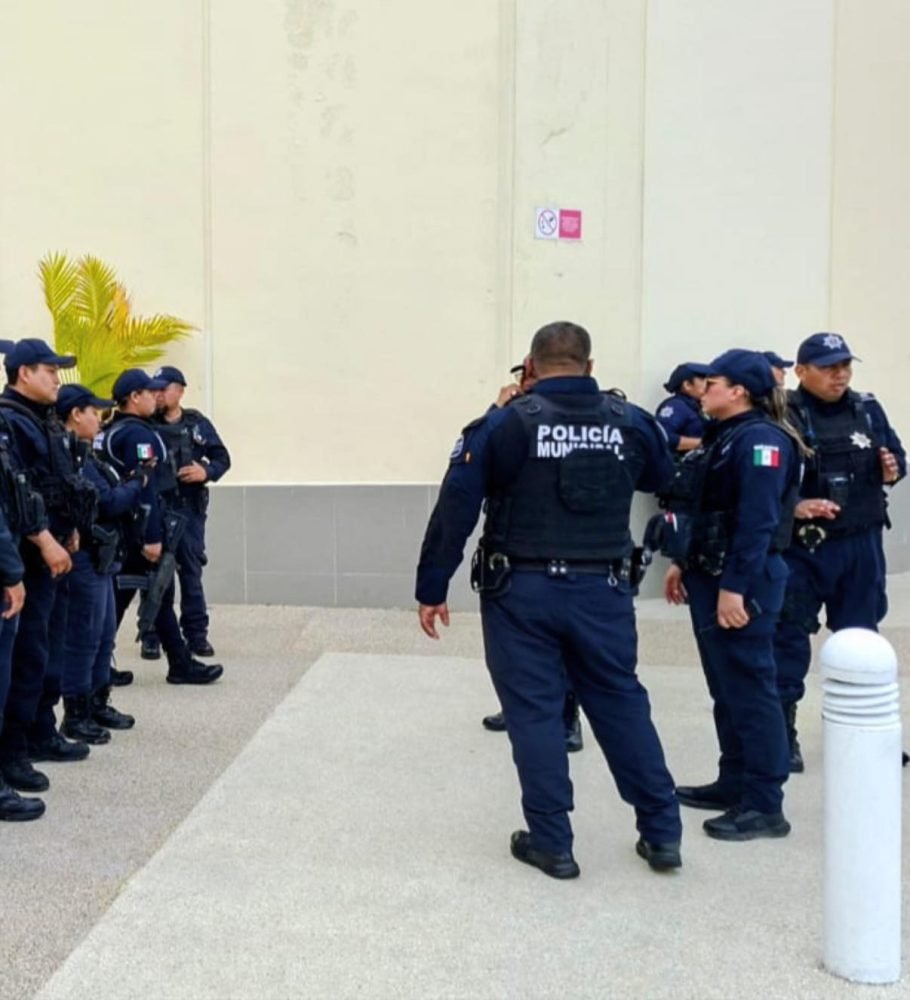 Police and investigators at the scene of a bank robbery in Cancún, Mexico