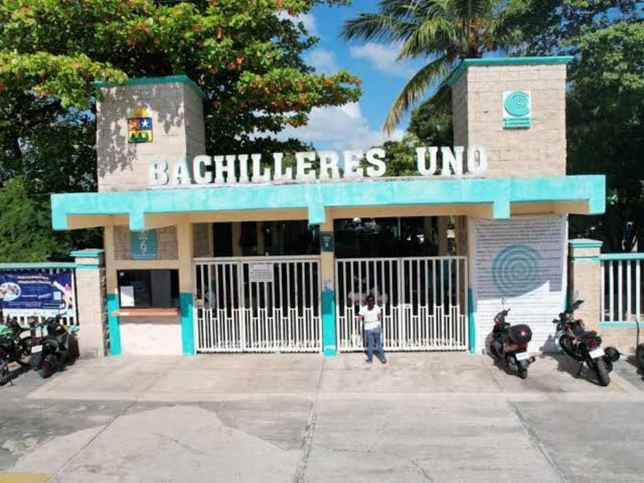 Officials from the Quintana Roo Education Department announce the elimination of high school entrance exams.