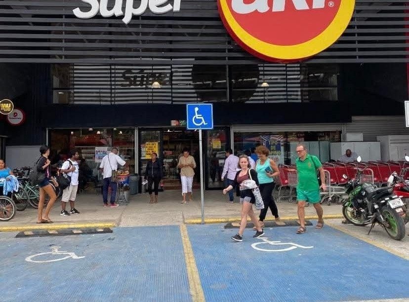 Exterior view of the Super Aki Tulum 2 supermarket on Coba Avenue