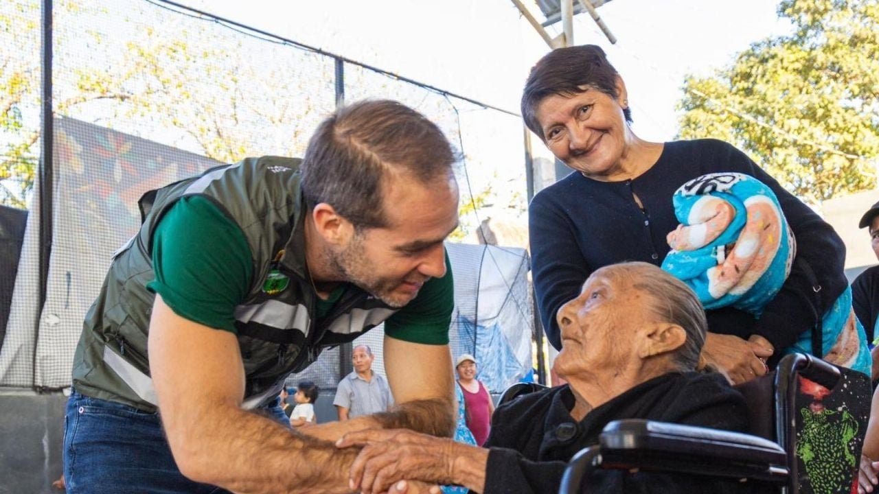Tulum mayor Diego Castañón Trejo and DIF Tulum staff distributing blankets to residents in Chemuyil and Akumal