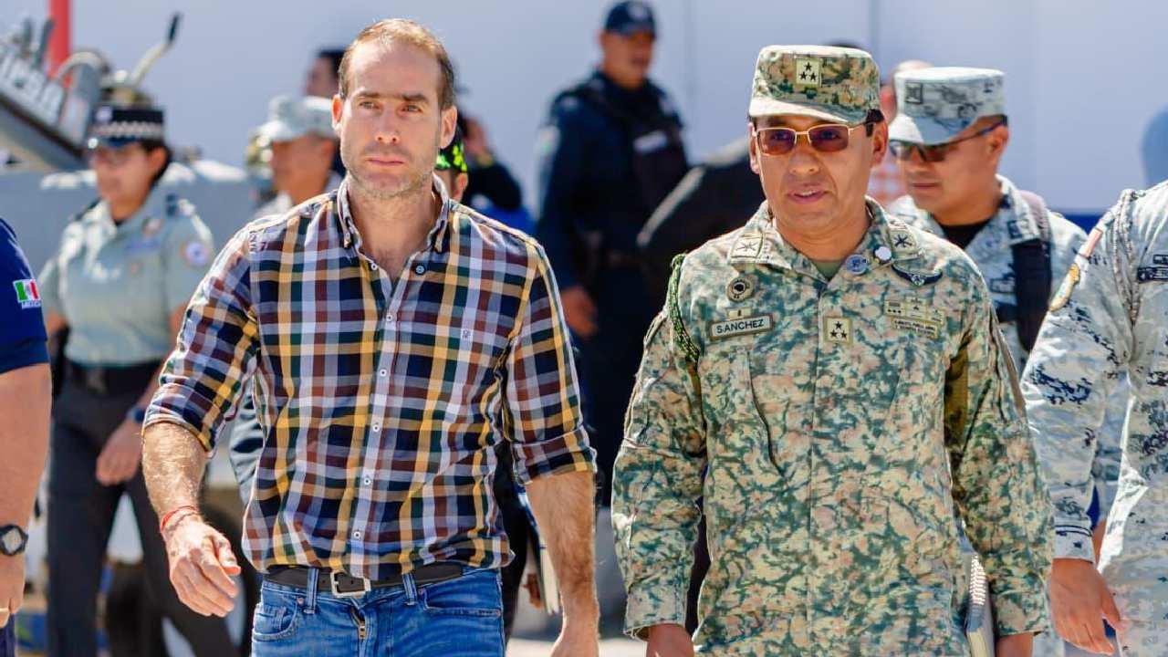 Tulum Mayor Diego Castañón Trejo and Colonel Pedro Hernández at a security meeting