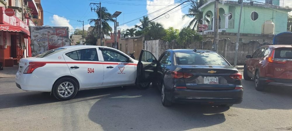 A traffic accident scene in Tulum showing damaged vehicles after a collision